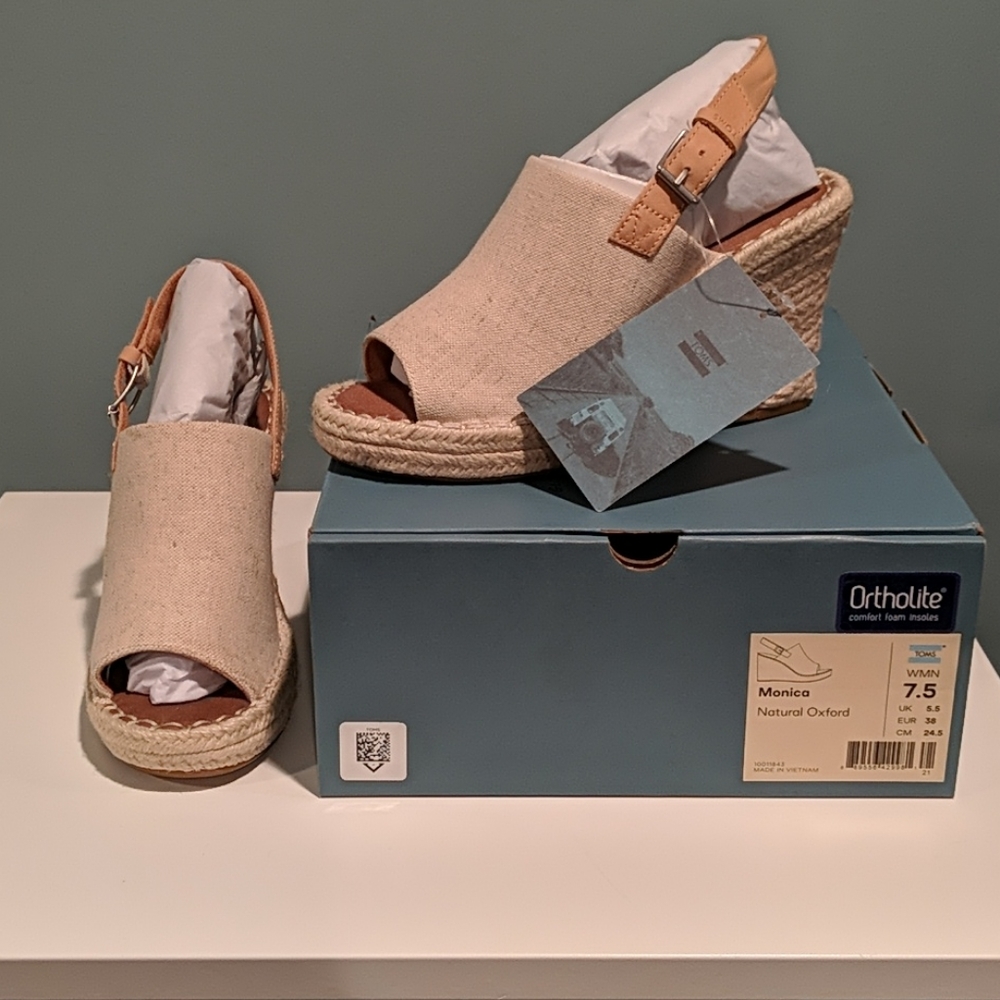 NWT. Toms tan wedge
